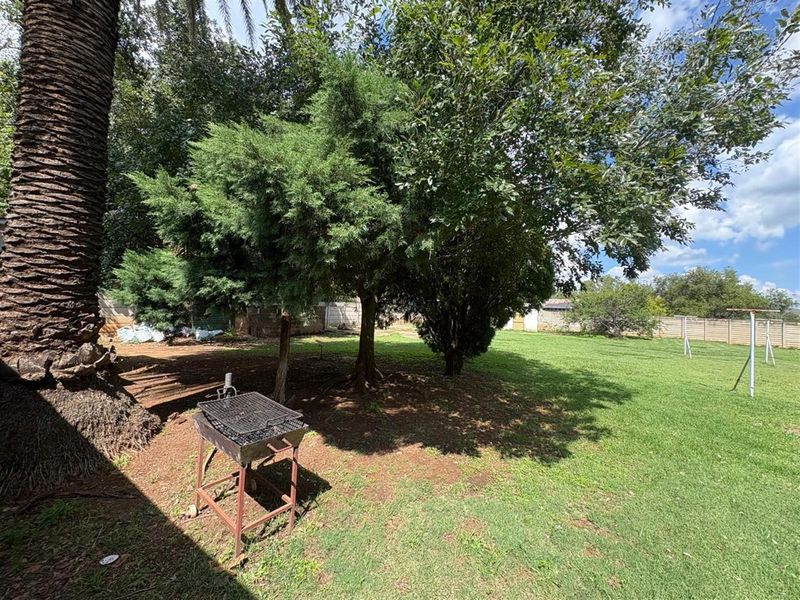 5- Bedroom House For Sale in Utrecht, KwaZulu Natal - Photo 8