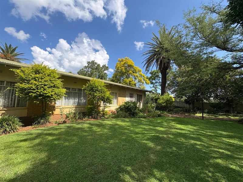 5- Bedroom House For Sale in Utrecht, KwaZulu Natal - Photo 2