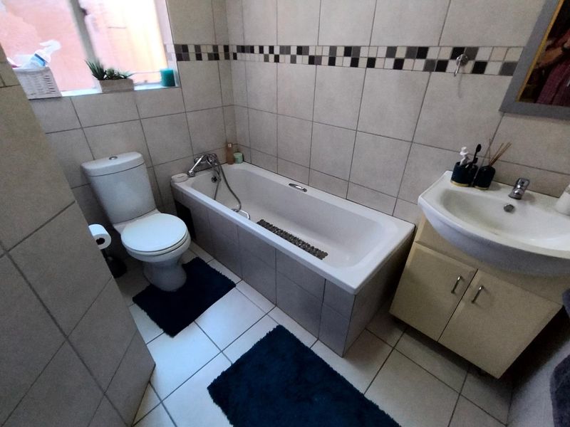 Spacious 3 Bedroom, 2 Bathroom Townhouse For Sale in Hennopspark, Centurion - Photo 3