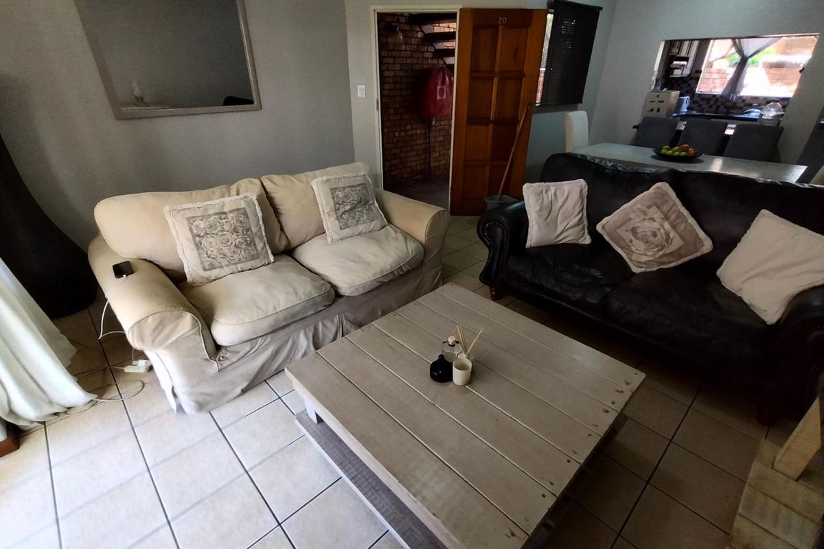 Spacious 3 Bedroom, 2 Bathroom Townhouse For Sale in Hennopspark, Centurion - Photo 2