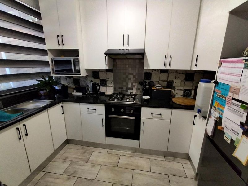 3 Bedroom, 1.5 Bathroom, 1 Garage Townhouse For Sale in a Small Complex Clubview, Centurion - Photo 5