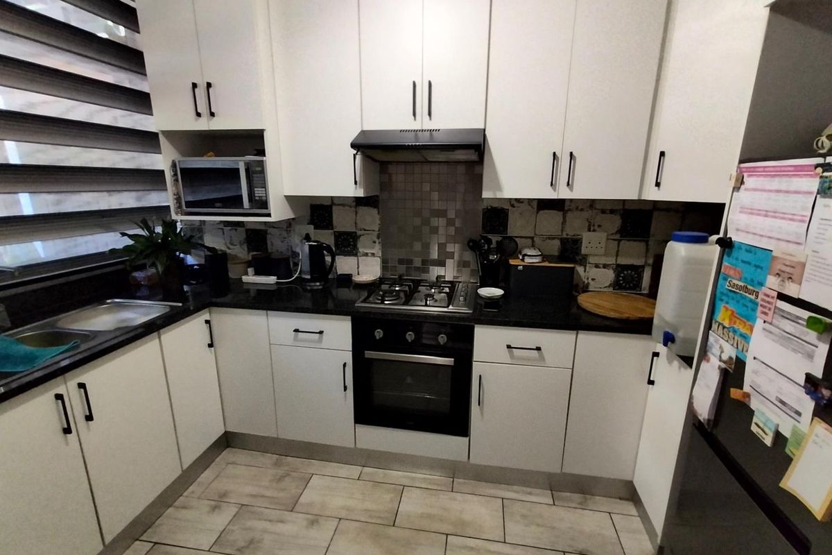 3 Bedroom, 1.5 Bathroom, 1 Garage Townhouse For Sale in a Small Complex Clubview, Centurion - Photo 5