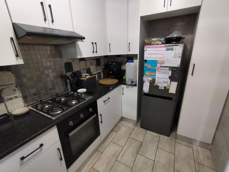 3 Bedroom, 1.5 Bathroom, 1 Garage Townhouse For Sale in a Small Complex Clubview, Centurion - Photo 6