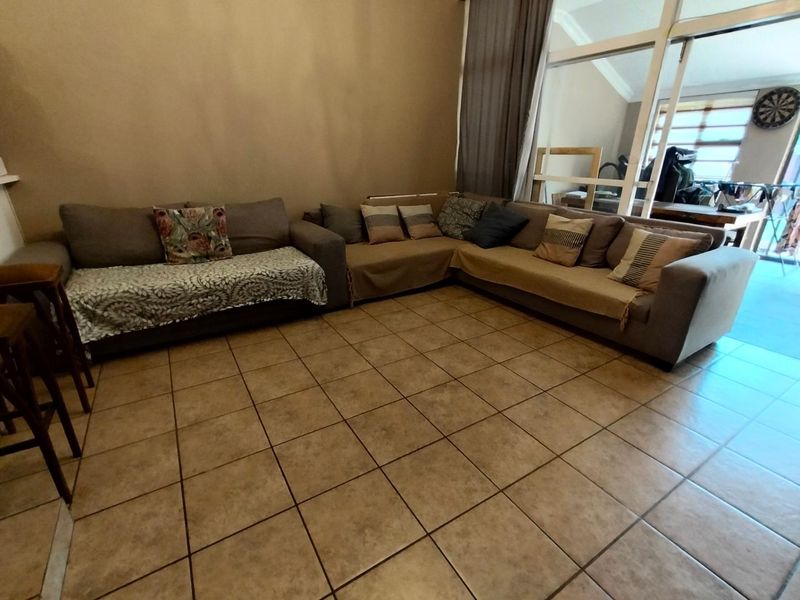 3 Bedroom, 1.5 Bathroom, 1 Garage Townhouse For Sale in a Small Complex Clubview, Centurion - Photo 3