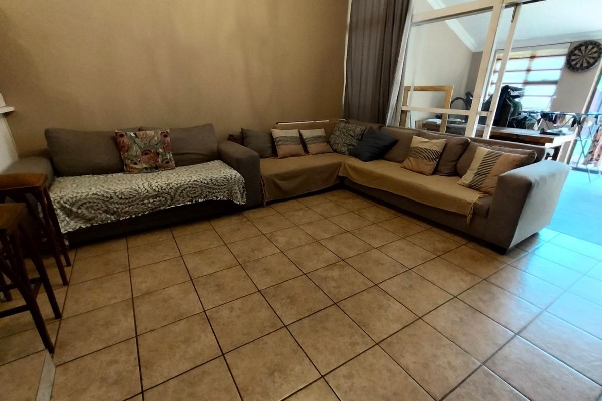 3 Bedroom, 1.5 Bathroom, 1 Garage Townhouse For Sale in a Small Complex Clubview, Centurion - Photo 3