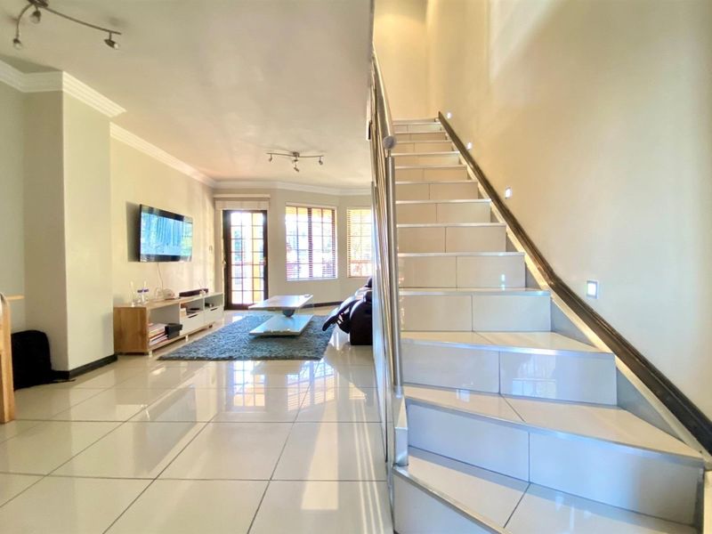 Apartment For Sale in Morningside, Sandton - Photo 2