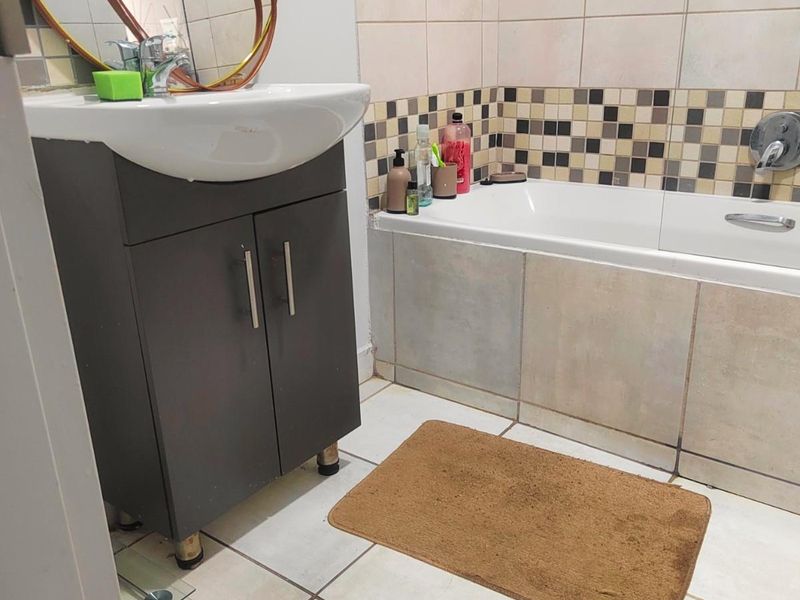 Beautiful and Convenient Bachelor Apartment Available to Rent - Photo 8