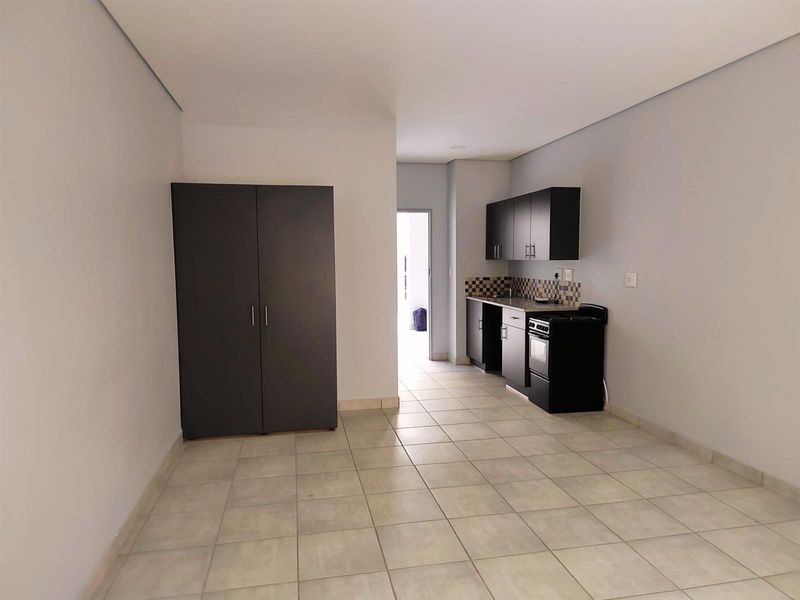 Beautiful and Convenient Bachelor Apartment Available to Rent - Photo 7