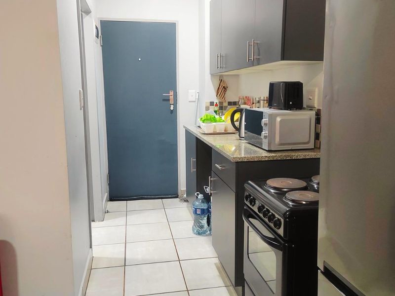 Beautiful and Convenient Bachelor Apartment Available to Rent - Photo 4