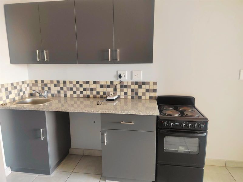 Beautiful and Convenient Bachelor Apartment Available to Rent - Photo 3