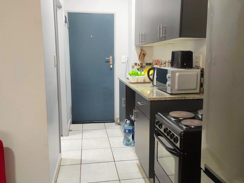 Beautiful and Convenient Bachelor Apartment Available to Rent - Photo 2