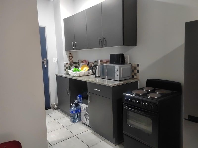 Beautiful and Convenient Bachelor Apartment Available to Rent - Photo 5