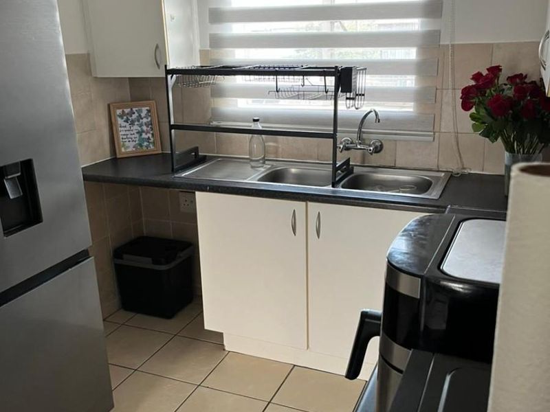 Modern 2-Bedroom Apartment To Rent in Parkrand - Photo 2