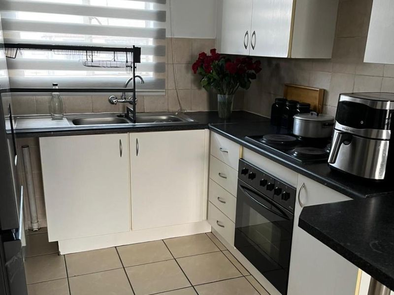 Modern 2-Bedroom Apartment To Rent in Parkrand - Photo 3