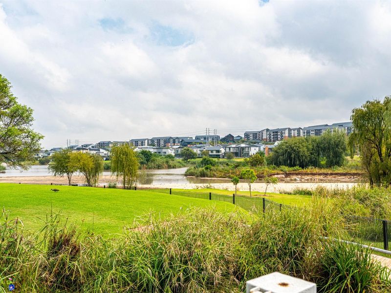 House To Rent in Waterfall Country Village, Midrand - Photo 2