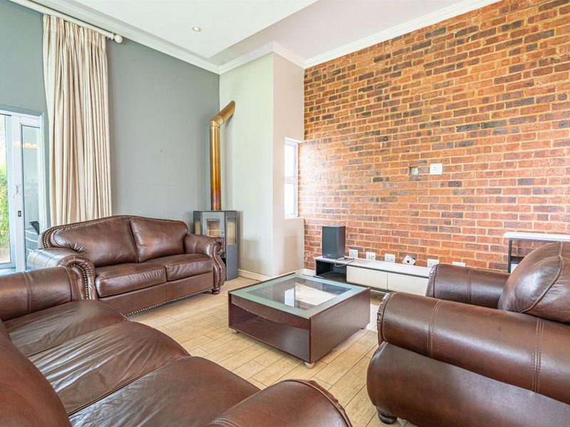 House To Rent in Waterfall Country Village, Midrand - Photo 9