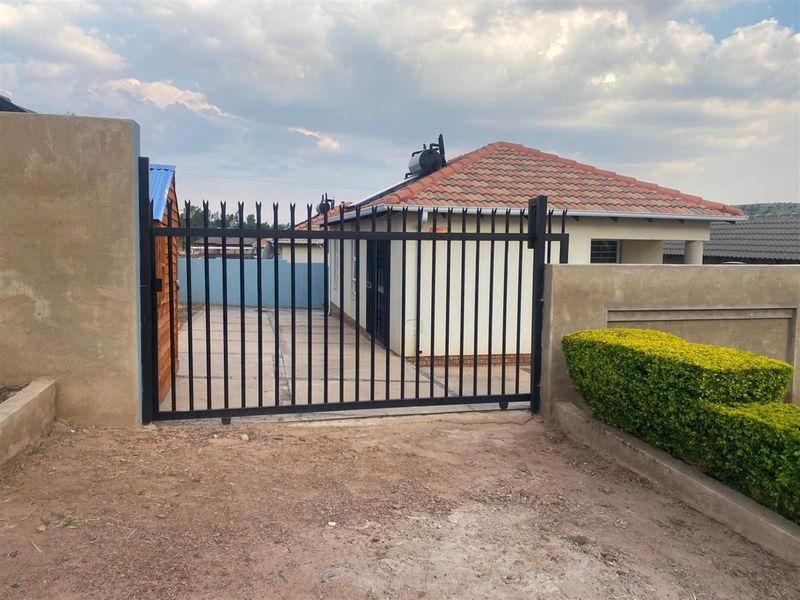 3 Bedroom House to Rent in Glenway Estate, Pretoria - Photo 2