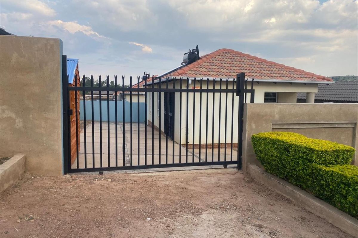 3 Bedroom House to Rent in Glenway Estate, Pretoria - Photo 2