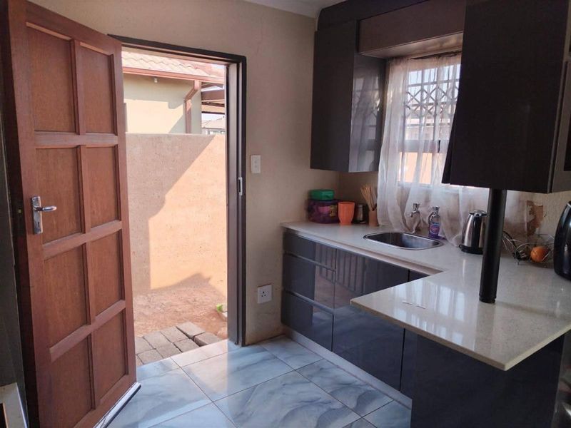 MODERN 3 bedroom house available for rental immediately - Photo 6