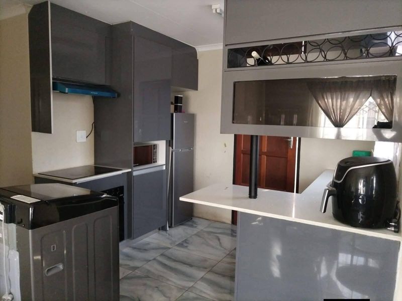 MODERN 3 bedroom house available for rental immediately - Photo 5