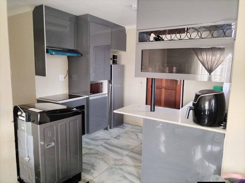 MODERN 3 bedroom house available for rental immediately - Photo 2