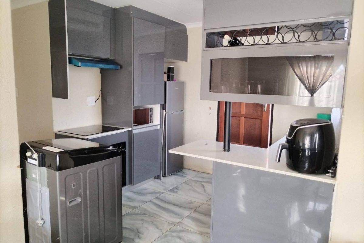 MODERN 3 bedroom house available for rental immediately - Photo 2