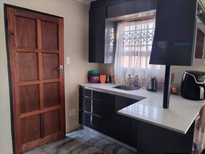 MODERN 3 bedroom house available for rental immediately - Photo 4