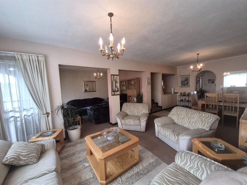 Spacious North-Facing Family Townhouse with Private Garden - Photo 10