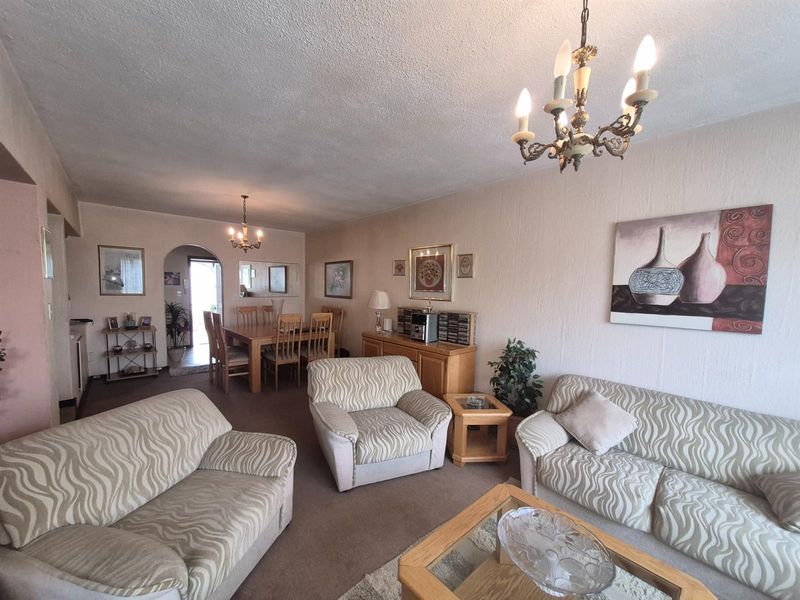 Spacious North-Facing Family Townhouse with Private Garden - Photo 9