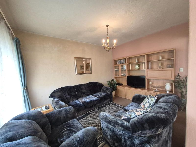 Spacious North-Facing Family Townhouse with Private Garden - Photo 8