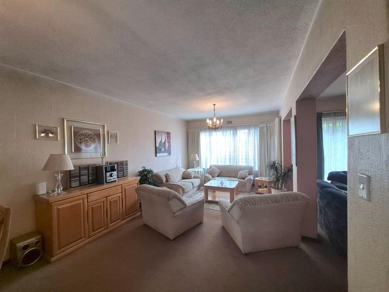 Spacious North-Facing Family Townhouse with Private Garden - Photo 7