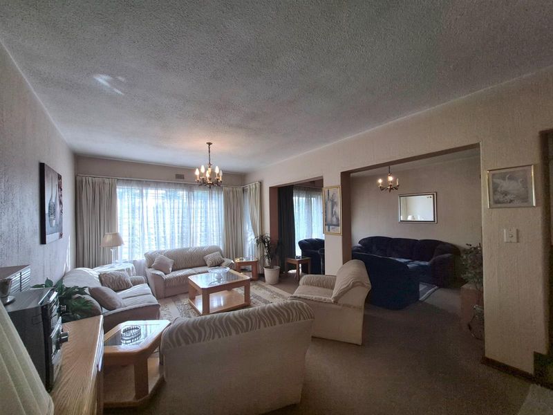 Spacious North-Facing Family Townhouse with Private Garden - Photo 6