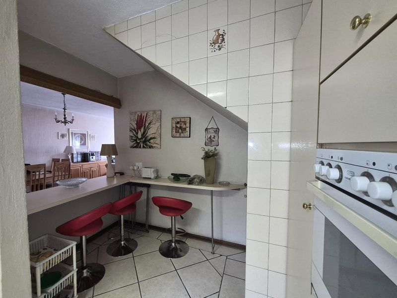 Spacious North-Facing Family Townhouse with Private Garden - Photo 4