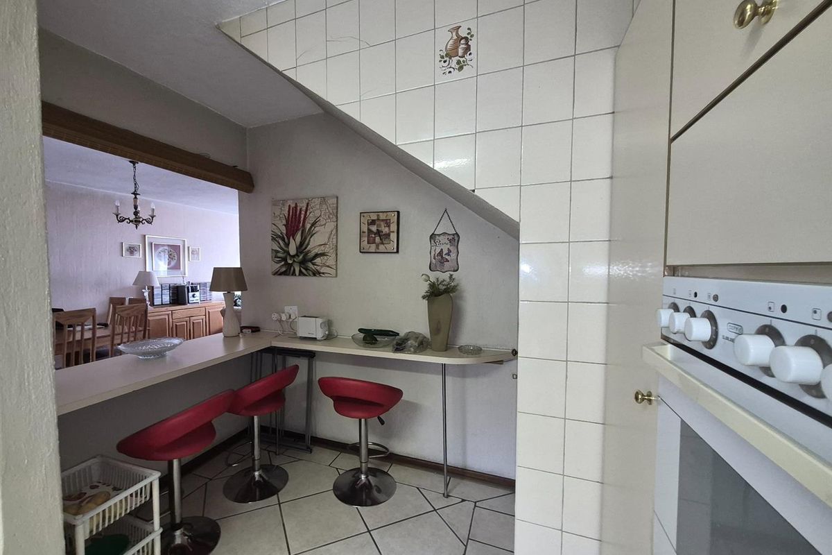 Spacious North-Facing Family Townhouse with Private Garden - Photo 4