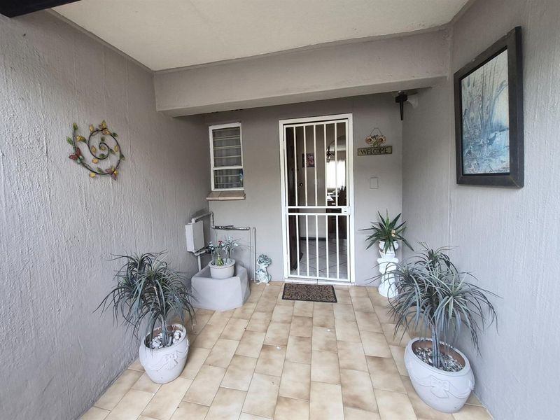 Spacious North-Facing Family Townhouse with Private Garden - Photo 2