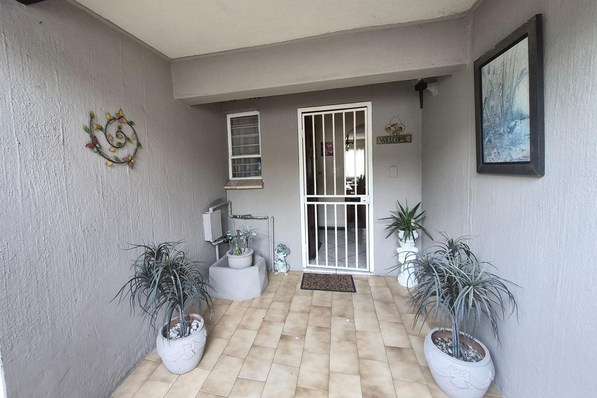 Spacious North-Facing Family Townhouse with Private Garden - Photo 2