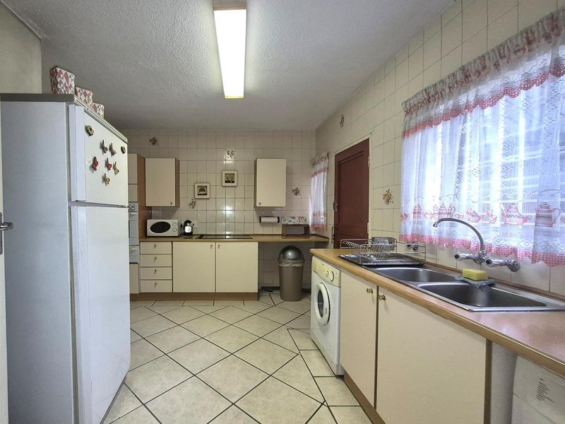 Spacious North-Facing Family Townhouse with Private Garden - Photo 3