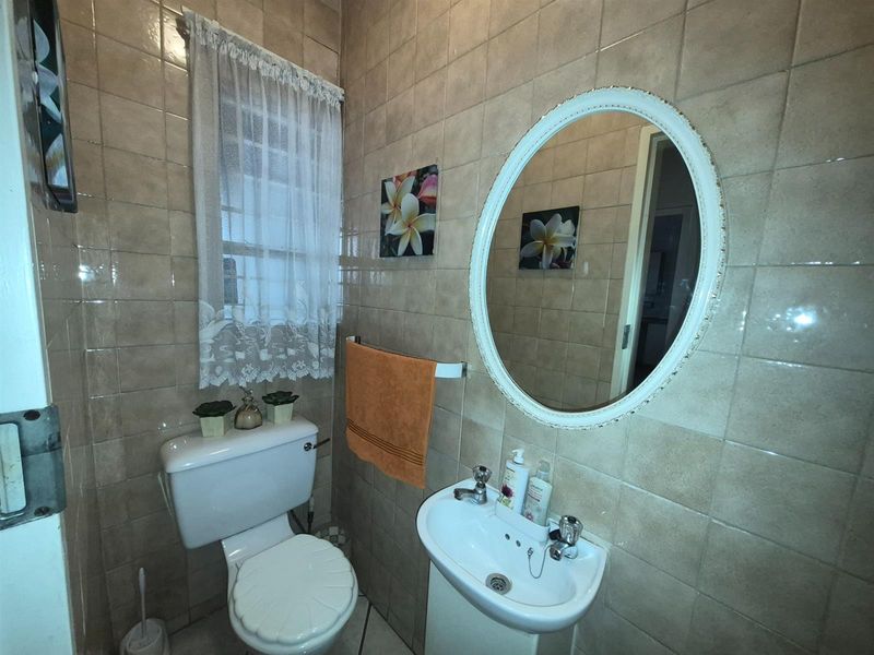 Spacious North-Facing Family Townhouse with Private Garden - Photo 5