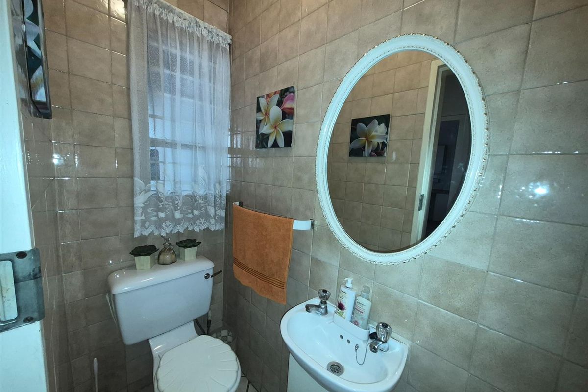 Spacious North-Facing Family Townhouse with Private Garden - Photo 5