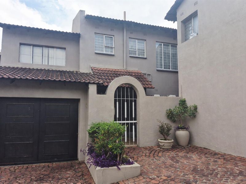 Spacious North-Facing Family Townhouse with Private Garden - Photo 1