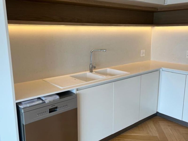 WHERE RESIDENCIAL COMFORT MEETS RETAIL CONVENIENCE - Photo 6