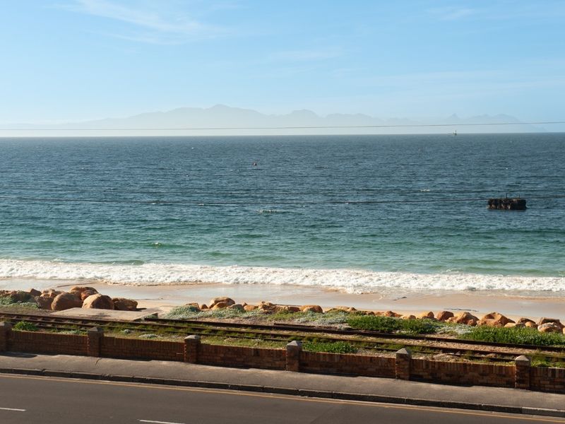 WHERE SEA VIEWS AND RESIDENTIAL COMFORT MEET RETAIL CONVENIENCE - Photo 3