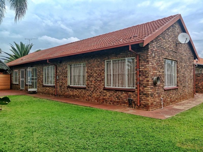 House For Sale in East Lynne, Pretoria. Prime Investment - Photo 2