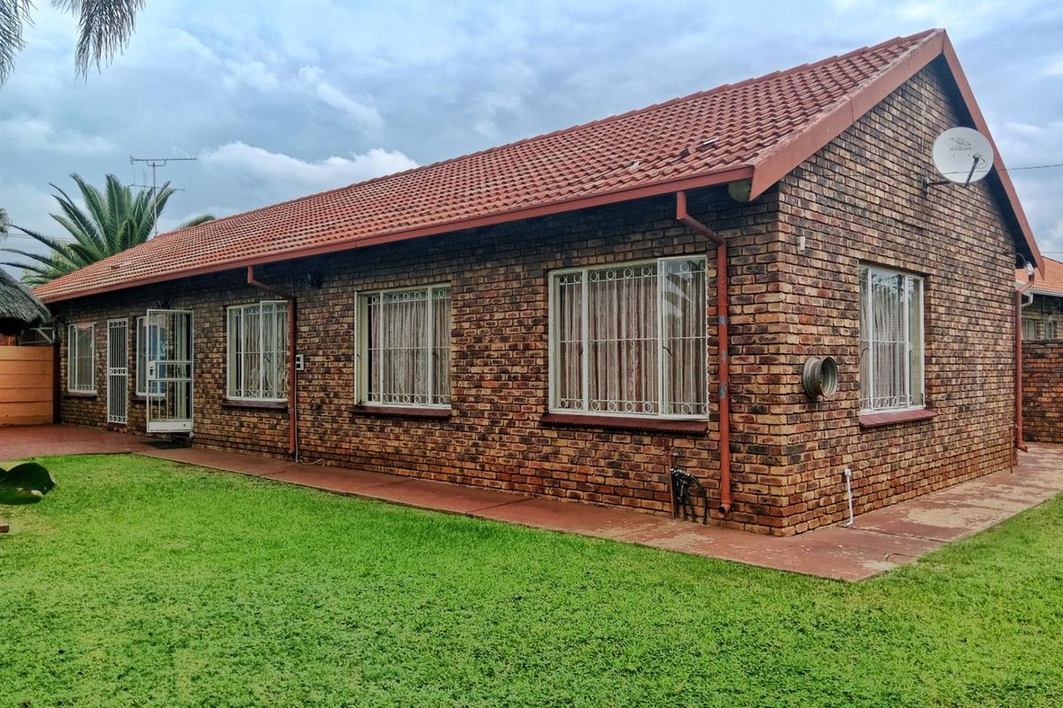 House For Sale in East Lynne, Pretoria. Prime Investment - Photo 2