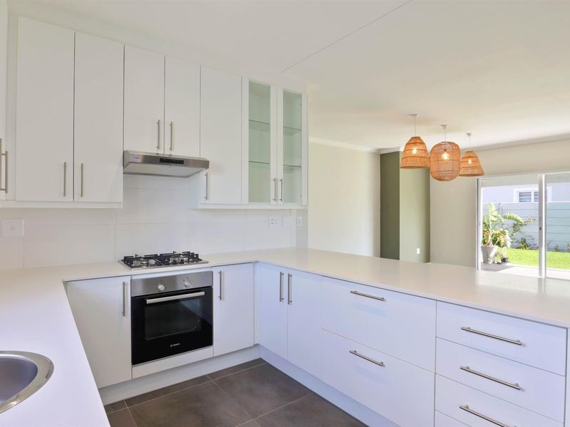 Modern Comfort and Seamless Living in Sunningdale - Photo 10