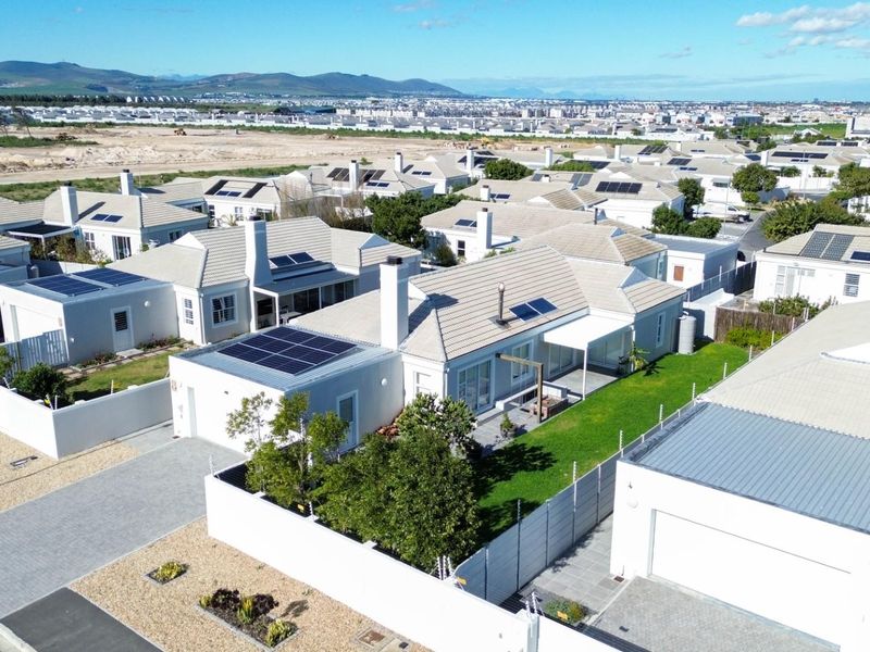 Modern Comfort and Seamless Living in Sunningdale - Photo 2