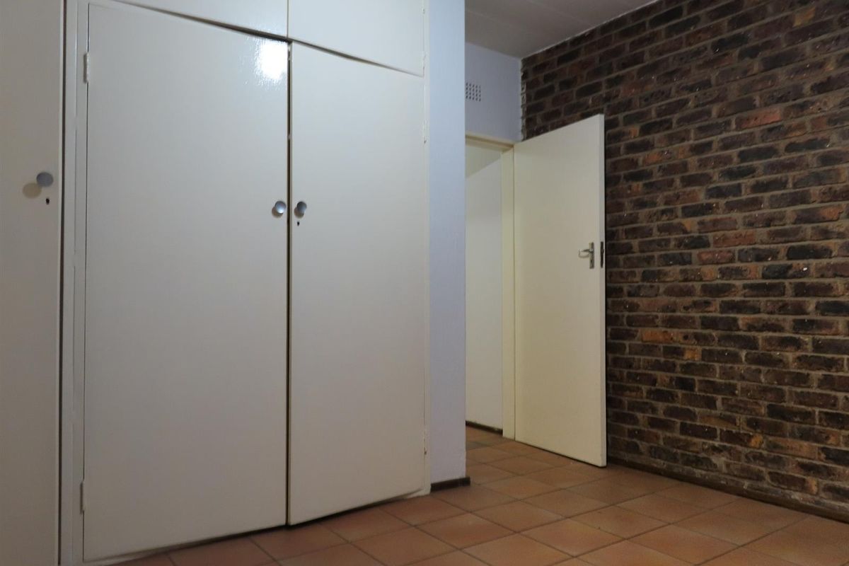 Secure 2-Bed Garden Unit in Family-Friendly Complex - Photo 4