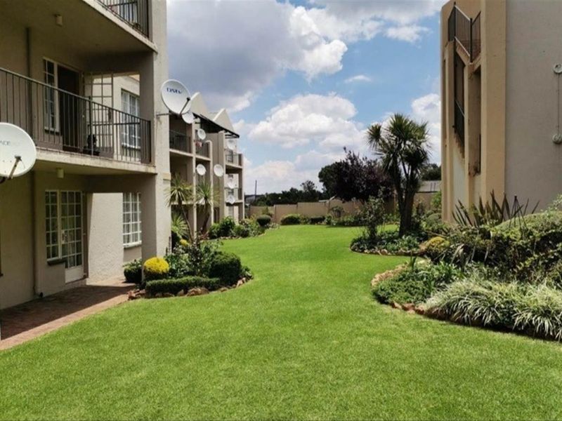 Apartment For Sale in Horizon View, Roodepoort - Photo 2