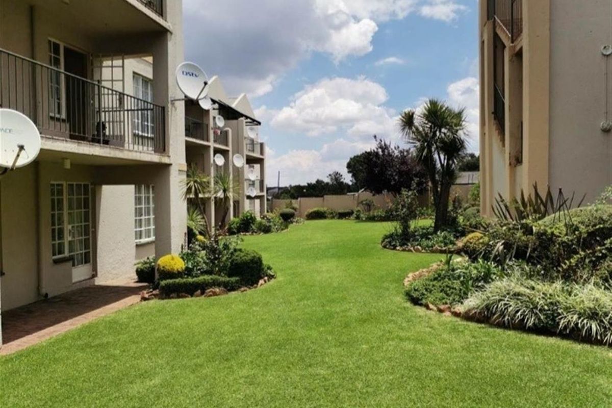 Apartment For Sale in Horizon View, Roodepoort - Photo 2