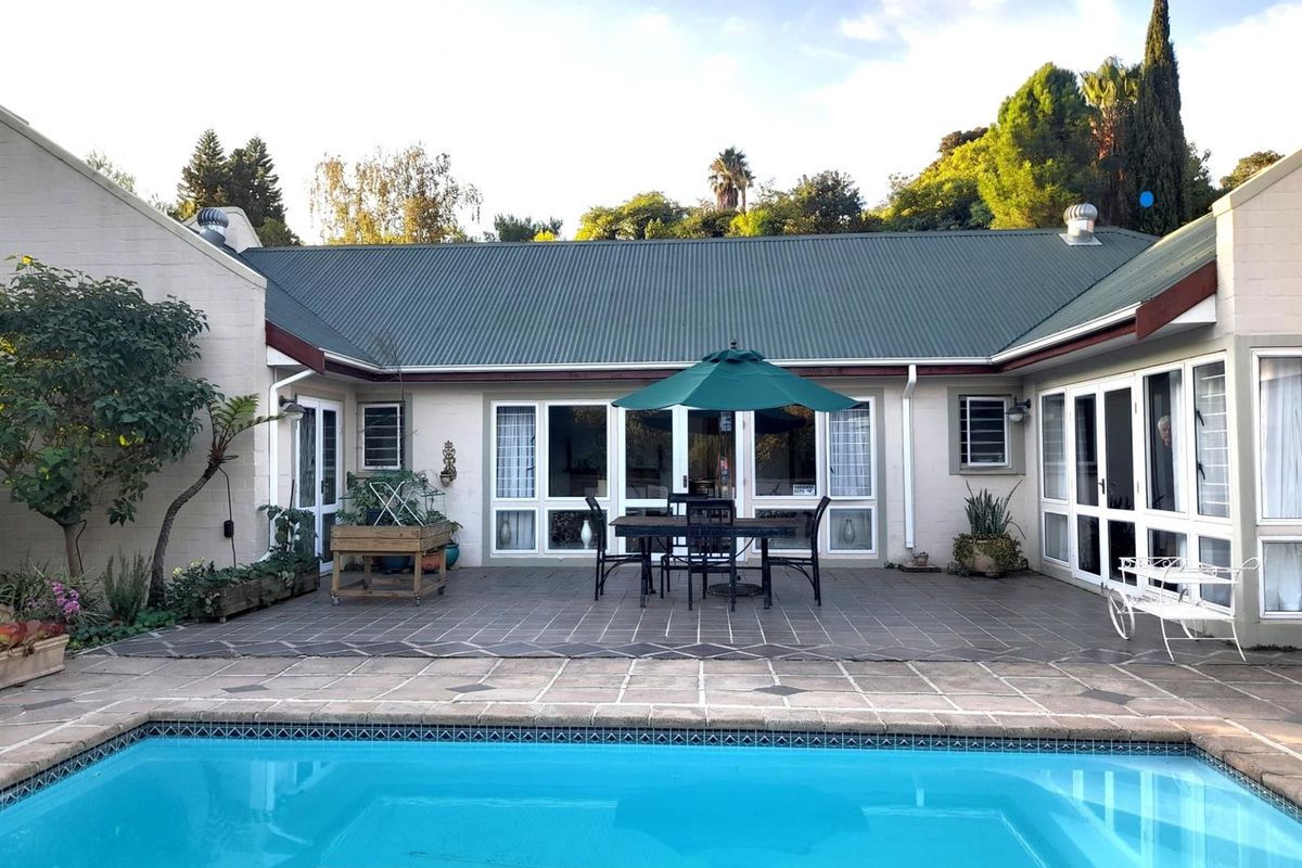 A sanctuary in the highly sought-after Helderberg slopes-Somerset West.Exceptional in/outdoor living - Photo 2